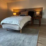 Midt I Raufoss, Stor Med Hage Apartment *
