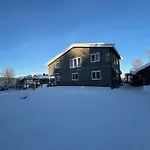 Midt I Raufoss, Stor Med Hage *