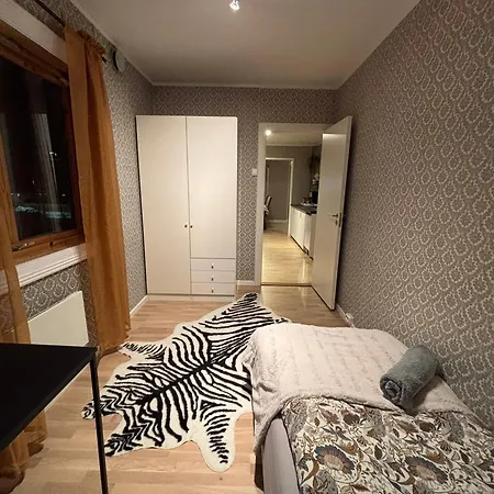 Midt I Raufoss, Stor Med Hage *