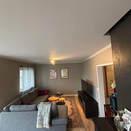 Midt I Raufoss, Stor Med Hage Leilighet