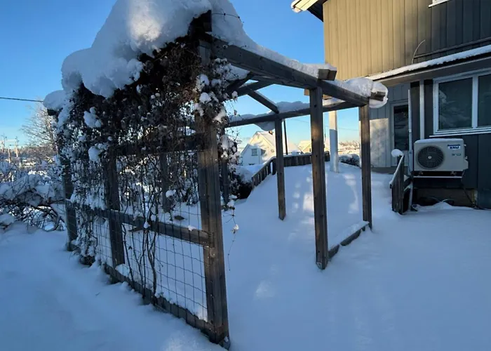 Midt I Raufoss, Stor Med Hage شقة