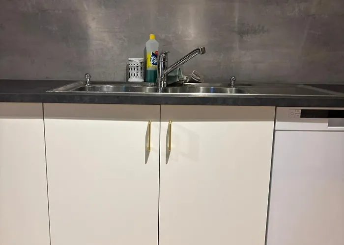 Midt I Raufoss, Stor Med Hage شقة