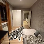 Midt I Raufoss, Stor Med Hage *